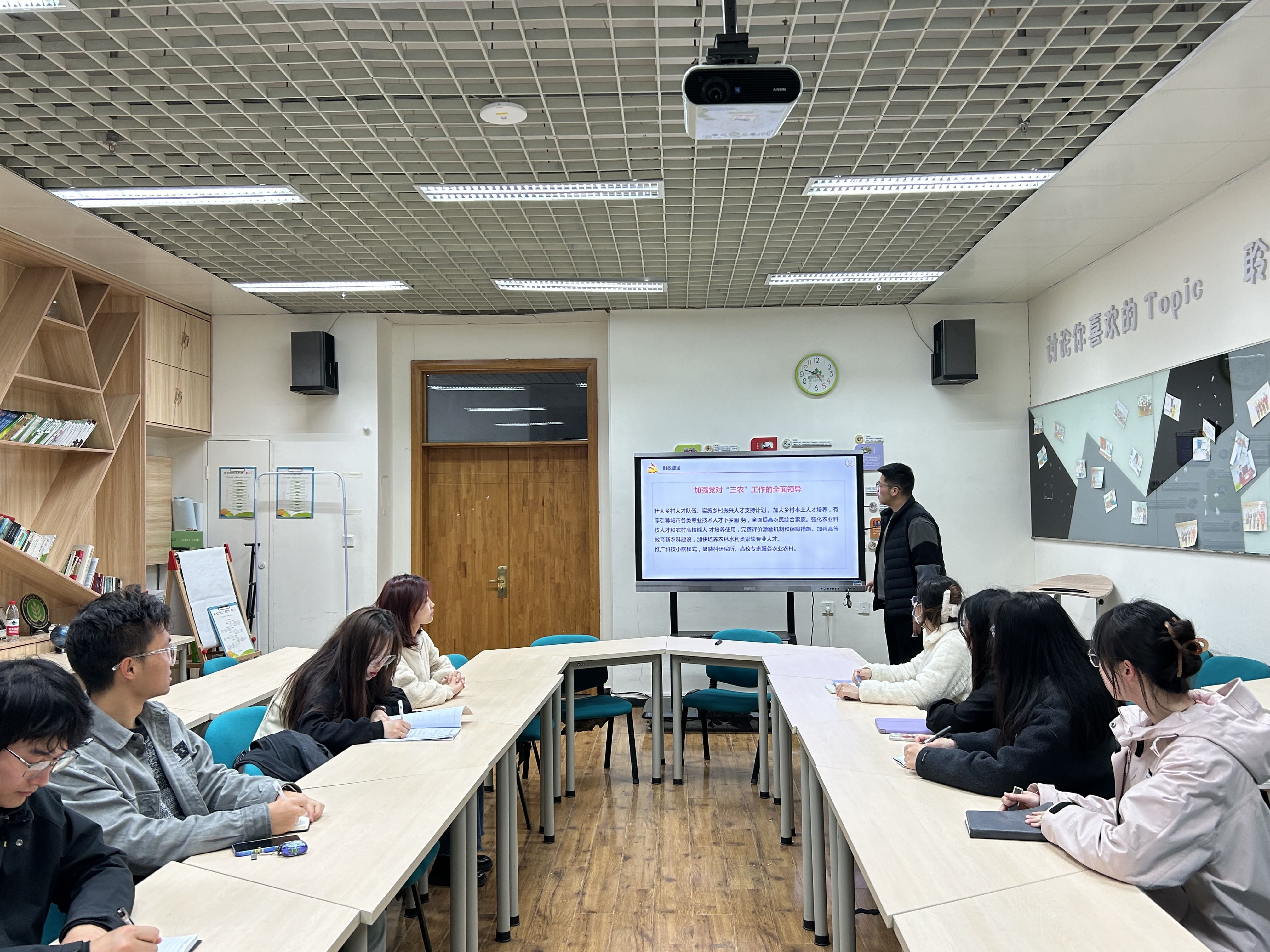 英国365公司官网研会-2024年3月理论学习照片（2） (1).jpg
