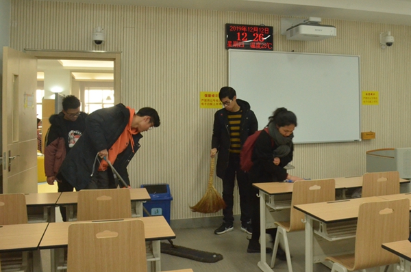 同学们认真打扫2.jpg