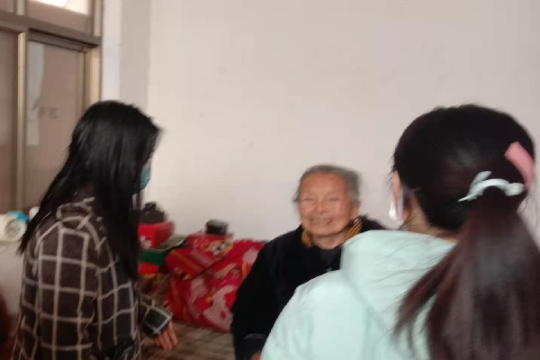 志愿者们与老奶奶聊天.jpg