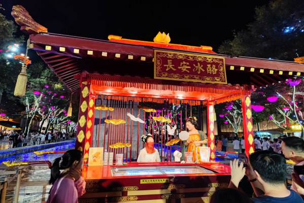 实践队伍走进大唐不夜城1  .jpg