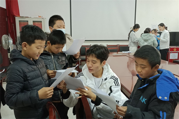 图为社区员工分小组学习朗诵(1)_edit_185306226839431.jpg