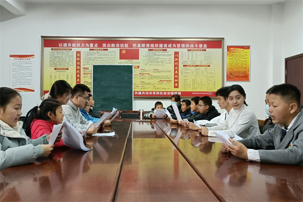 图为志愿者带领社区员工学习红色文字(1)_edit_185330294307656.jpg